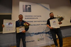Vinnerne av Norges beste drikkevann 2022 er fra venstre: Arnstein Sørensen, Tromsø kommune og Stian Jensen, Narvik Vann KF. Foto: Kjell M. Jacobsen