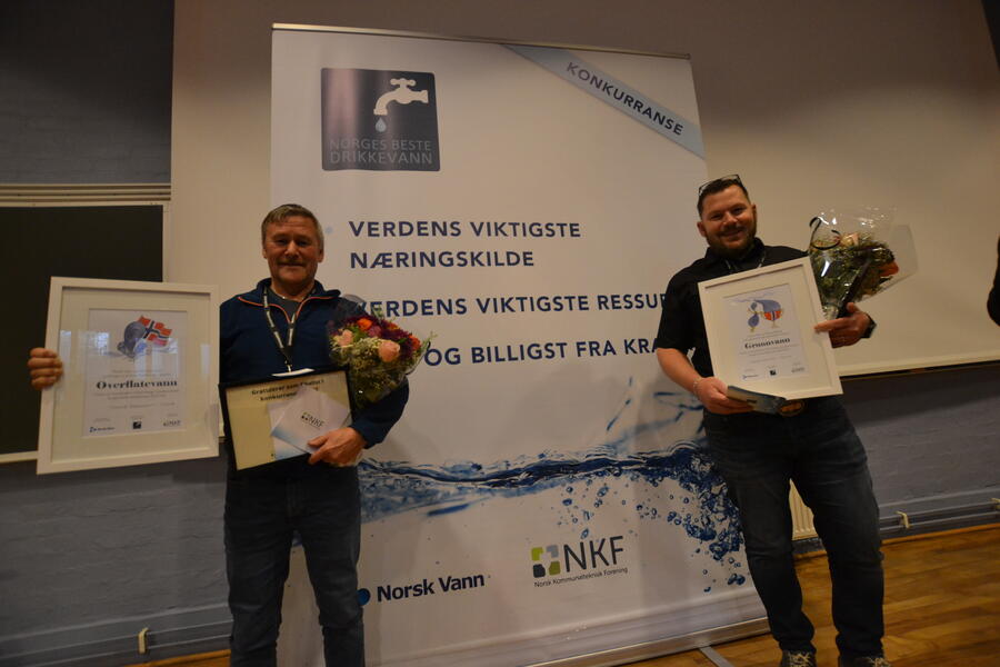 Vinnerne av Norges beste drikkevann 2022 er fra venstre: Arnstein Sørensen, Tromsø kommune og Stian Jensen, Narvik Vann KF. Foto: Kjell M. Jacobsen