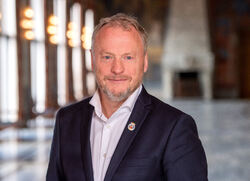 Byrådet i Oslo har nå sendt ut en oversikt over tiltak som innføres for å spare strøm i kommunen. Her byrådsleder Raymond Johansen. Foto: Sturalson