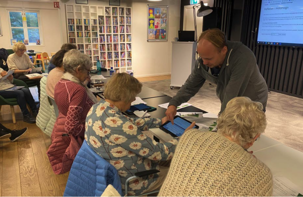 Ildsjel og bibliotekar Odd Harald Opdal har i samarbeid med Seniornett Austevoll sikret et tilbud om opplæring i digital kompetanse for de eldre innbyggerne i Austevoll kommune. Foto: Austevoll kommune