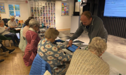 Ildsjel og bibliotekar Odd Harald Opdal har i samarbeid med Seniornett Austevoll sikret et tilbud om opplæring i digital kompetanse for de eldre innbyggerne i Austevoll kommune. Foto: Austevoll kommune