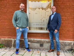Remi Berg (til v.) og Robin Brynildsen fra boligkontoret i Sarpsborg kommune er fornøyd med oversikten Kobo gir. Foto: Sarpsborg kommune