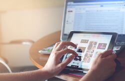 Med digital formidling begrenses tiden man har til rådighet for å holde på seernes oppmerksomhet, skriver Nina Vogt. Foto: Pixabay / Pexels