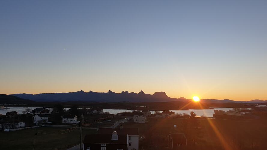 Fantastisk soloppgang på vakre Seløy. (Foto: Elsa Jakobsen)