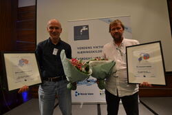 Stolte vinner av Østlandets beste drikkevann 2022 er fra venstre Geir Arne Aarmodt fra Porsgrunn kommune i klassen overflatekilder og Nils Egil Vedvik fra Ål kommune i klassen grunnvannskilder. Foto: Kjell M. Jacobsen