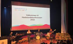 Elever fra musikklinje ved HVS spiller på Hadelandskonferansen 2022
