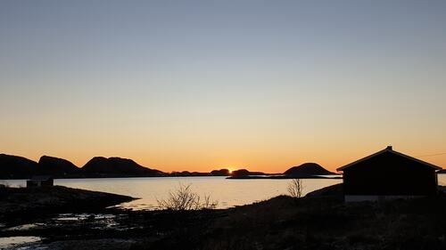 Sola går ned bak Øksningsfjellene i nydelig novembersol. (Foto: Elsa Jakobsen)