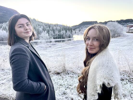 Lisa-Mari Pedersen (t.v) og Elizaveta Shelekhina er begge nye i kommunen, og ser fram til å bli mer kjent med jobben, med hemnesværingene og naturen rundt.