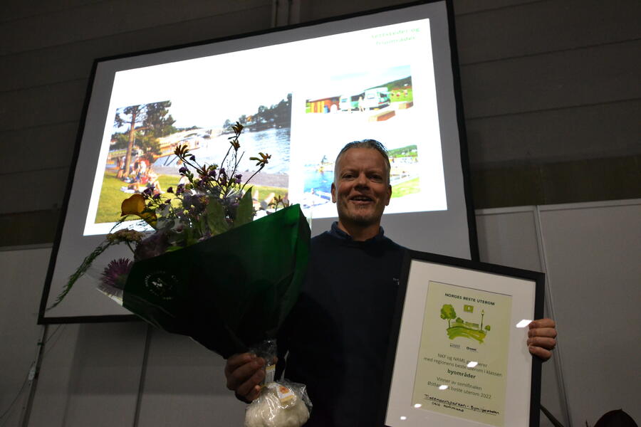 Åsulv Bygland fra Oslo kommune tok i mot prisen som gikk til Tiedemannsparken. Foto: Kjell M. Jacobsen
