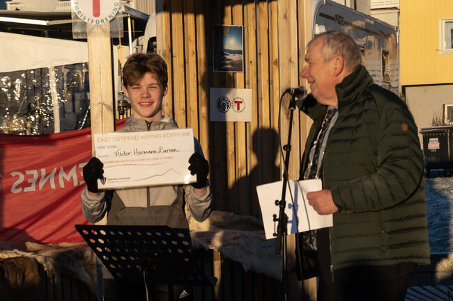 Ordfører Paul Asphaug delte ut stipendet til en svært glad 15-åring, Viktor Larsen.