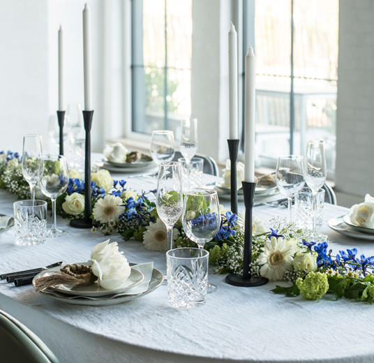 borddekking-festbord-4-blomster-til-konfirmasjon-floriss.jpg