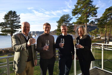 Juryen som kåret Sørlandets beste drikkevann 2022, med Rosfjorden i bakgrunnen, var fra venstre: Johan P Nielsen (juryleder), Stig Ubostad, Frank Haughom og Oddny Stokkeland