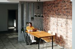 Fleksible arbeidsformer er et gode for alle. Men tilbud om dette må ses i sammenheng med andre viktige forhold. Vi må bort fra diskusjonen om antall hjemmekontordager og over til hvordan bedre arbeidsplasser skapes, skriver kronikkforfatterne. Foto: Marcus Aurelius / Pexels