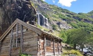 Bilde av gammelt hus i Aurlandsdalen