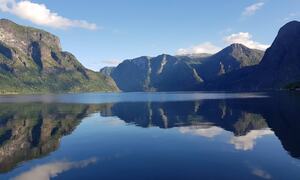 Nærøyfjorden på en solskinnsdag