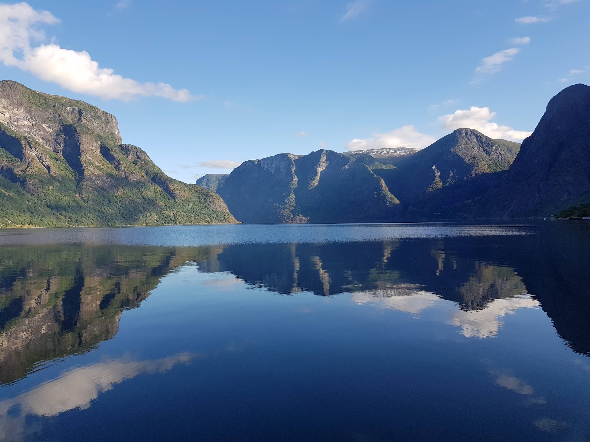 Nærøyfjorden på en solskinnsdag