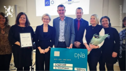 Ordfører Odd Stangeland mottar Etikkprisen 2022 av helse- og omsorgsminister Ingvild Kjerkol og nestleder i KS Sven Tore Løkslid. Foto: Helse- og omsorgsdepartementet