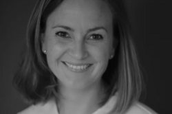 - Lederen har en viktig rolle i kundeservice, mener Anna Måsender, direktør for Customer Service Consumer i Telenor Norge. - Jeg ønsker å være en leder som bryr meg, som gir feedback og som viser engasjement. Du må lytte aktivt, og vise med ord og handling at du har tatt til deg det du har fått av informasjon fra den andre. Foto: Privat