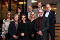 Berit Brørby og Rådet for et aldersvennlig Norge har store forventninger til 2023. Nede fra venstre, Wenche Halsen (sekretariatsleder), Berit Brørby, Anne-Cecilie Kaltenborn (NHO Service og Handel), Line Gaare Paulsen (IKT Norge) og Stian Slotterøy (Frivillighet Norge). Bak fra venstre: Anne Gamme (KS), Hans Christian Sandlie (Oslo Met), Osmund Kaldheim (Husbanken) og Jan Davidsen (Pensjonsitforbundet). Foto: Senteret for et aldersvennlig Norge
