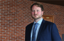 – Vi har ikke fullstendig oversikt over skattegapet i Norge, men det er et stort potensial for forbedring, sier Andreas Olden, seniorrådgiver i Skatteetaten med doktorgrad fra NHH. Foto: NHH