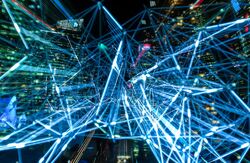Det som er litt spesielt med AlphaCode, er at den skriver hele koden selv. Riktignok er det på litt begrensede oppgaver, men dette viser et enormt potensial til å hjelpe utviklere,  sier Morten Goodwin, professor i kunstig intelligens ved Universitetet i Agder. Foto: Pixabay / Pexels
