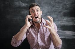 Hva er det som kjennetegner de samtalene jeg opplevde som positive - var det noen fellestrekk? Jo, jeg lyttet, lot innringer snakke ferdig og forholdt meg til fakta. Jeg var også forståelsesfull og oppmuntrende når det var på sin plass. Foto: Andrea Piacquadio / Pexels