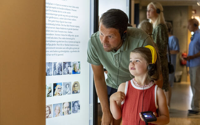 Far og datter ser sammen på ser på utstillingen, Livets runde