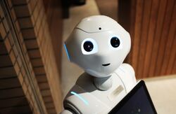 Sosiale roboter i helsevesenet er ikke noe nytt, men Tonnie er en pionér innen kategorien robot med arbeidskontrakt. Foto: Alex Knight / Pexels