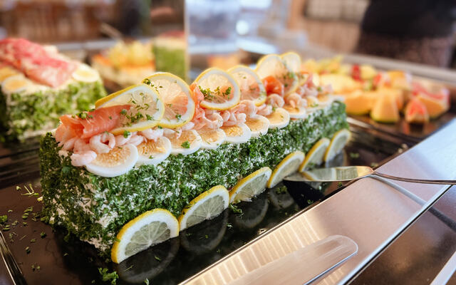 Smørbrødterte med reker og sitron