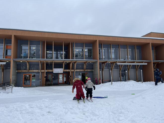 Barn som leker i snøen utenfor Harestua arena barnehage