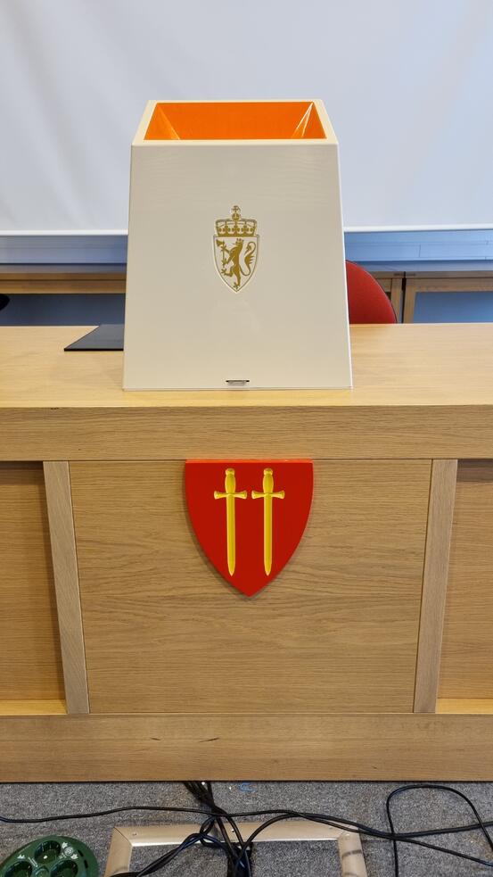 Bilde av valgurne på ordførerens bord i Hægebostad kommunestyresal