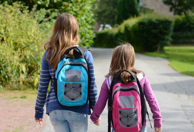 Skolebarn på vei til skolen