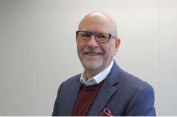 – Det er jo gjerne slik at når en lanserer en ny kanal, så er det mange virksomheter som gjør det nettopp for å få ned andelen telefoner. Men her bare øker det på! sier Steinar B. Christensen. Foto: Camilla Haugland
