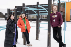 Rælingens ungdomskontakter starter sitt arbeid denne våren. Fra venstre: Tina, Nina, og Marius. Den fjerde, Jørgen, var ikke tilstede da bildet ble tatt. Foto: Rælingen kommune