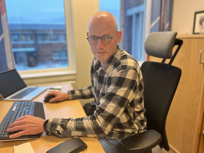 Kommuneoverlege Bjarne Oure på kontoret