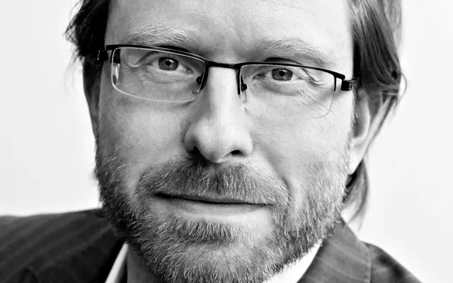 Leif Høghaug kommer til Gran bibliotek.