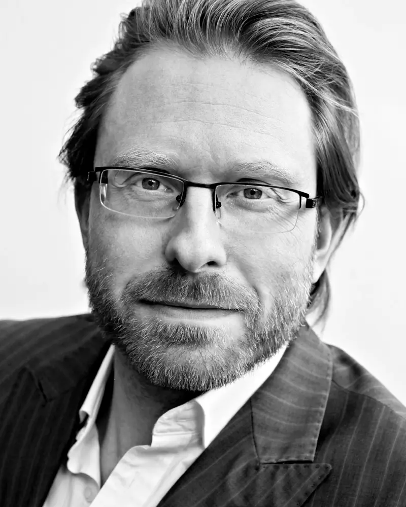 Leif Høghaug kommer til Gran bibliotek.