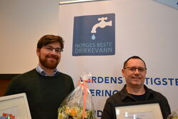 Stolte vinnere av Vestland nords beste drikkevann 2023. F.v.: Gjert Aaberge Dahl (Sogndal kommune) vinner av klassen overflatekilder og Trond Helle (Ulvik kommune) i klassen  grunnvannskilder. Foto: Kjell M. Jacobsen