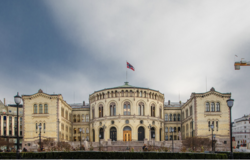 Skal vi bruke teknologi til å opprettholde eksisterende organisering, eller skal vi organisere oss på nye måter med hjelp av ny teknologi? Det blir et viktig spørsmål de neste åra. Foto: Stortinget
