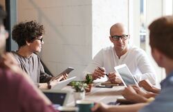 Det er viktig å skape team der ansatte med ulike funksjoner jobber side om side, skriver Harshvendra Soin, global HR-direktør i Tech Mahindra. Foto: fauxels / Pexels