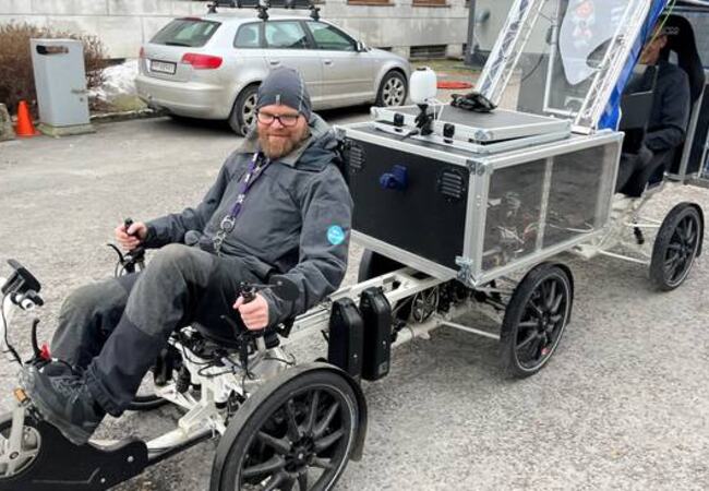 Teknisk leder Trygve Dahl tester regisykkelen som skal produsere Sykkelsommer minutt for minutt.  (Foto: Thomas Hellum / NRK)