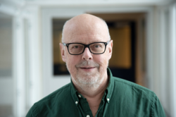 I de rekrutteringsprosessene jeg selv har hatt de siste årene, har jeg tenkt det ville være en bonus dersom vi i avdelingen hadde best mulig aldersspenn, skriver Bjørn Lyster, kommunikasjonsdirektør i Utlendingsnemnda (UNE). Foto: Une
