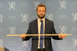 Bent Høie demonstrerer meteren. Foto: Fra Høies FB-side
