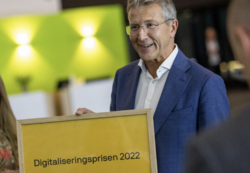 I fjor mottok Arve Paulsen Digitaliseringsprisen på vegne av det omfattande samarbeidet bak TISK-IKT. Kven vinn prisen i 2023? Foto: Khan Le/Digdir