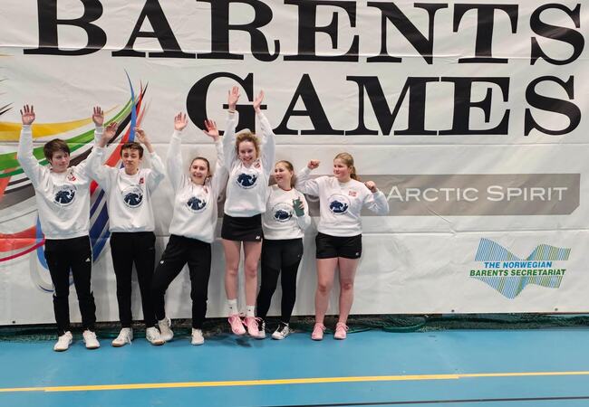 Her er badmintonspillerne fra Herøy samlet. Fra venstre: Mats Bernhoff, Alexander Hansen, Nila Lorvik, Dorthe Lorvik, Linnea Prestø og Signe Lenning.