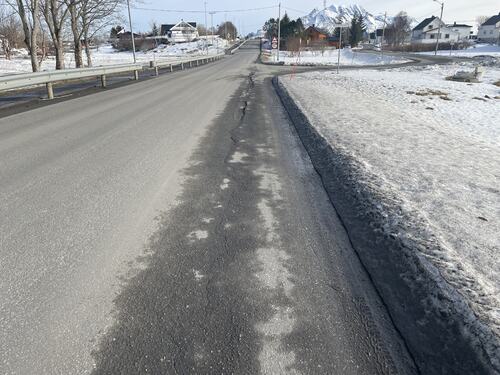 Svært mange steder på fylkesveien er asfalten helt nedslitt.