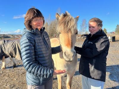 Bilde: Fra venstre, Grete Stokstad, Alvida ved Årungen utedrift og Hanne Margrete Johnson. Foto: Ulrike Bayr/NIBIO Foto: NIBIO. Grete Stokstad ved Årungen utedrift og Hanne Margrete Johnson