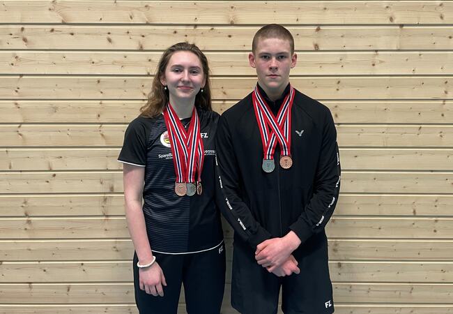 Nila og Marius fik med seg til sammen fem medaljer fra UBM.