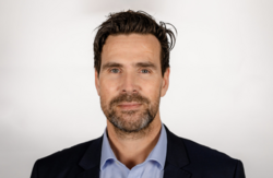 – Vi utvikler en tjeneste som gjør at vi kan stole på hverandre, i stedet for å i alle ledd kontinuerlig dokumentere, rapportere og verifisere, slår Andreas Hamnes, forretningsutvikler i Brønnøysundregistrene fast. Foto: Brønnøysundregistrene