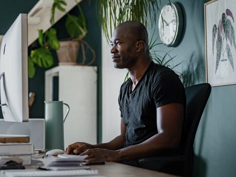 Omtrent halvparten av den norske arbeidsstyrken kan i dag jobbe hjemmefra. Mange har fortsatt med hjemmekontor en eller flere dager i uken etter at hjemmekontorpåbudet ble opphevet. Foto: Arbeidstilsynet